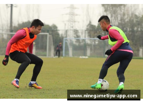 足球员手套：保护双手，提升射门技巧